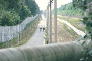 berlinwall2s.jpg (19886 bytes)